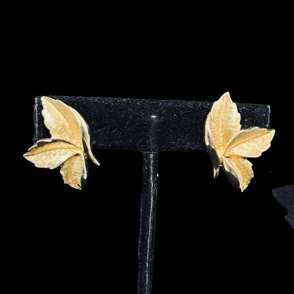 Coro Jewelry - Vintage Coro Gold Tone Leaf Clip On Earrings (4970)